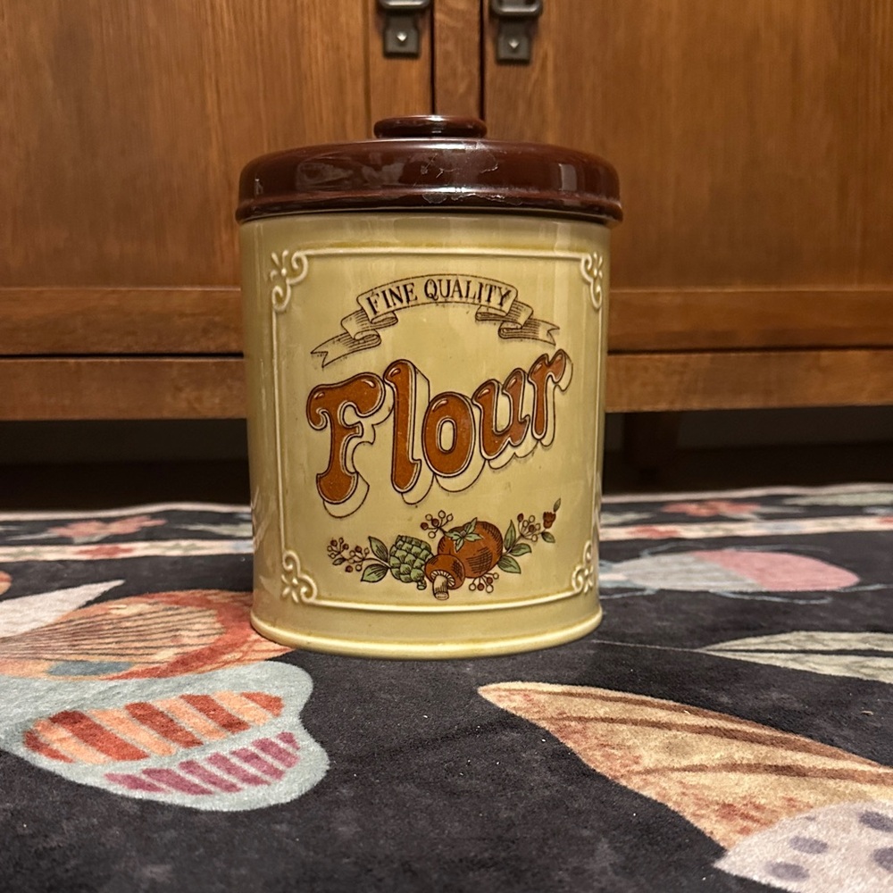 Retro Flour Canister with Brown Lid